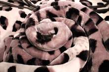 Load image into Gallery viewer, SOLARON Leopard Print Blanket