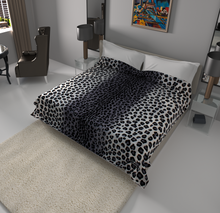 Load image into Gallery viewer, SOLARON Leopard Print Blanket