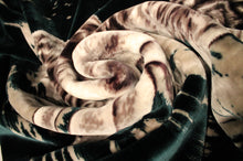 Load image into Gallery viewer, SOLARON 3 Wolves Wolf Blanket