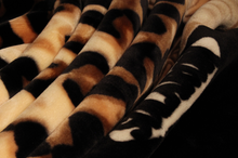 Load image into Gallery viewer, SOLARON Leopard Flower Blanket
