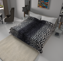 Load image into Gallery viewer, SOLARON Leopard Print Blanket

